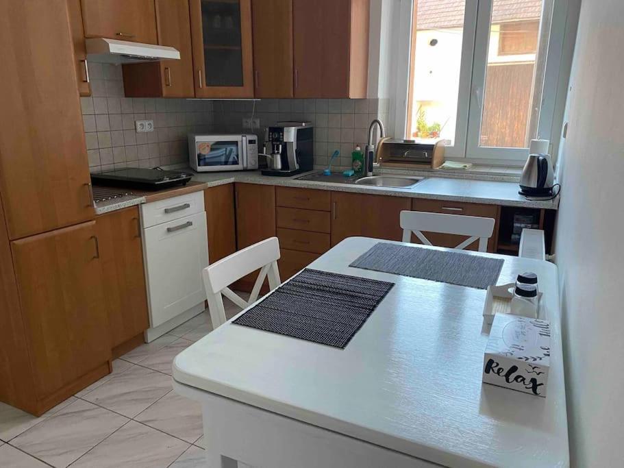 B12 - Bohdanecska 12 Apartman Pardubice Kültér fotó